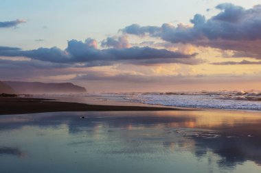 Ocean Beach, Yeni Zelanda 'da güzel bir gün batımı. İlham verici doğal ve seyahat geçmişi