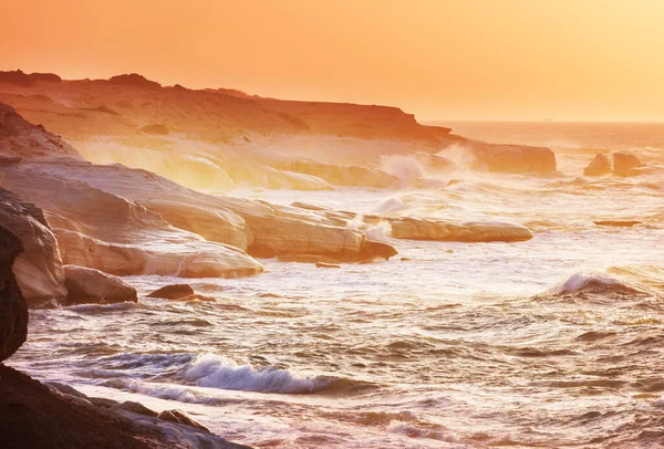 日の出にキプロスの美しい海の海岸 — ストック写真