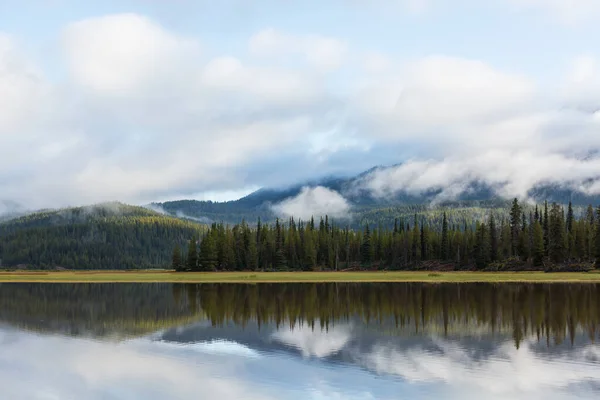 Sereno Hermoso Lago Las Montañas Mañana Oregon —  Fotos de Stock