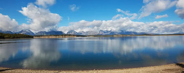 Rustige Scène Bij Het Bergmeer Met Reflectie Van Rotsen Het — Stockfoto