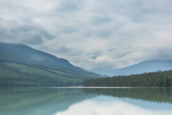 山湖边宁静的风景 岩石倒映在平静的水面上 — 图库照片
