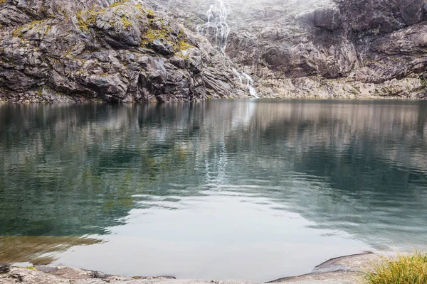 Spokojna Scena Nad Górskim Jeziorem Odbiciem Skał Spokojnej Wodzie — Zdjęcie stockowe