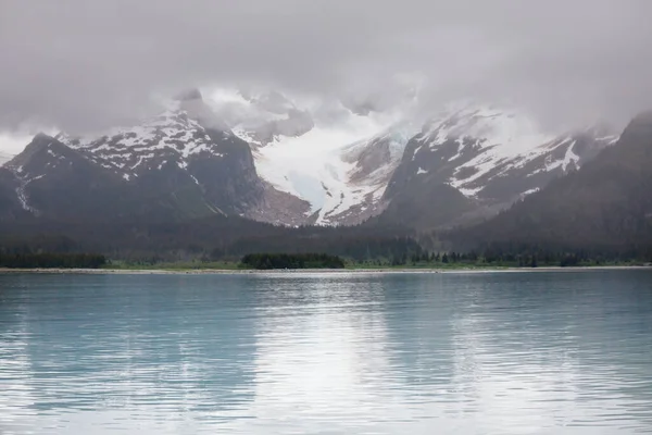 Живописные Горы Аляски Летом Заснеженные Массивы Ледники Скалистые Вершины — стоковое фото