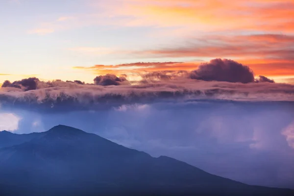 Dağlarda Manzaralı Günbatımı Sonbahar Mevsimi — Stok fotoğraf