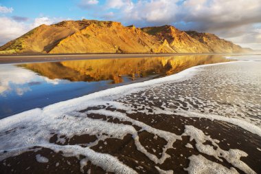 Ocean Beach, Yeni Zelanda 'da güzel bir gün batımı. İlham verici doğal ve seyahat geçmişi
