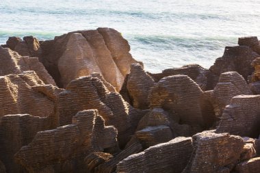 Paparoa Ulusal Parkı 'nda Punakaki Pancake Rocks, Batı Yakası, Güney Adası, Yeni Zelanda. Güzel doğal manzaralar.