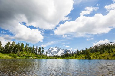 Washington, ABD 'de Shuksan Dağı yansımalı Scenic Picture Gölü
