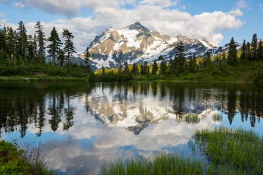 Washington, ABD 'de Shuksan Dağı yansımalı Scenic Picture Gölü