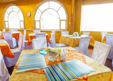 Restoranın içi sarı ve turuncu dizaynlı.