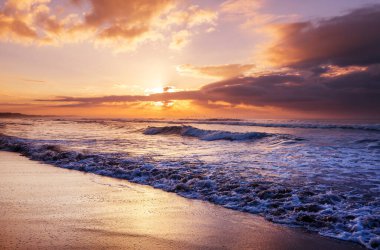 Deniz kıyısında manzara renkli gün batımı. Duvar kağıdı ya da arkaplan resmi için iyi. Güzel doğa manzaraları