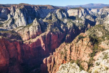 Zion Ulusal Parkı. Güzel, sönük doğal manzaralar. Gün batımında Zion Park 'ta zirve..