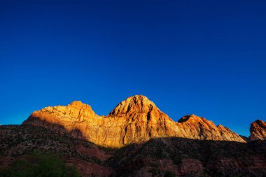 Zion Ulusal Parkı. Güzel, sönük doğal manzaralar. Gün batımında Zion Park 'ta zirve..