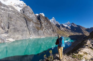 Cordillera dağlarında yürüyüş sahnesi, Peru