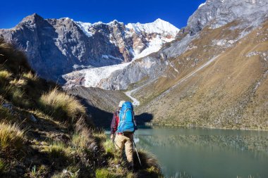 Cordillera dağlarında yürüyüş sahnesi, Peru