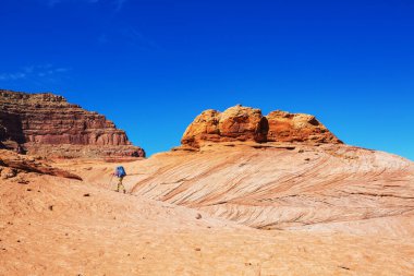 Utah dağlarında yürüyüş. Alışılmadık doğal manzaralarda yürüyüş. Fantastik kumtaşı oluşumları.