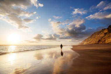 Ocean Beach, Yeni Zelanda 'da güzel bir gün batımı. İlham verici doğal ve seyahat geçmişi