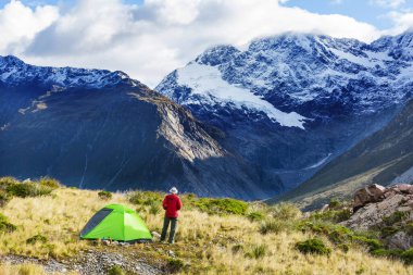 Yaz dağlarında çadır. Yürüyüş kavramı.