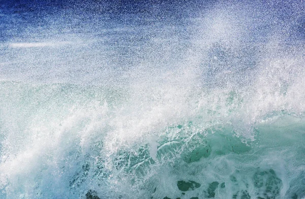 Onda Blu Sulla Spiaggia Sfocatura Sfondo Macchie Luce Solare Drammatico — Foto Stock
