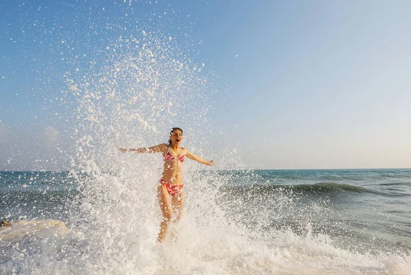 Girl Jumping Sea Wave — Stock Photo, Image