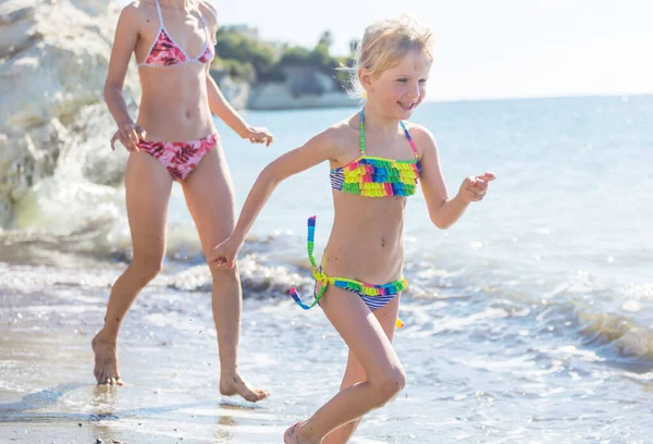 Familie Het Strand Bij Zonsondergang Moeder Dochter Rennen Samen — Stockfoto