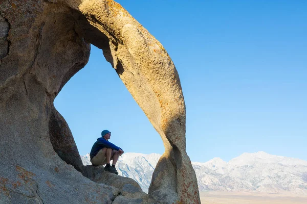 米国カリフォルニア州アラバマの丘で異常な石の形成でハイカー — ストック写真