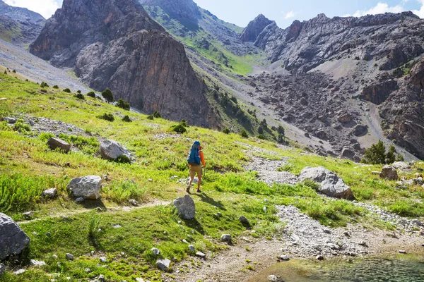 Vándorlás Ideje Ember Túrázás Gyönyörű Fann Hegyek Pamir Tádzsikisztán Közép — Stock Fotó