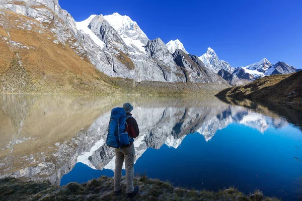 ペルーのコーディレラ山脈のハイキングシーン — ストック写真