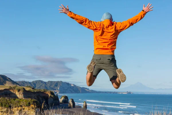 Okyanus Kıyısında Zıplayan Adam Yeni Zelanda — Stok fotoğraf