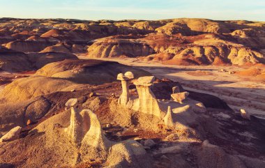 Bisti Çorak Toprakları, De-na-zin vahşi doğası, New Mexico, ABD. Fantastik sıradışı manzaralar.