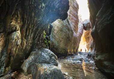 Avakas Vadisi 'nde bir turist. Paphos Bölgesi, Kıbrıs. Sounh Kıbrıs 'taki ünlü küçük kanyon.