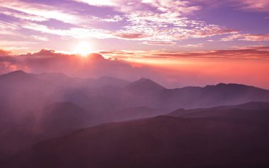 Haleakala yanardağında güzel bir gün doğumu sahnesi, Maui adası, Hawaii