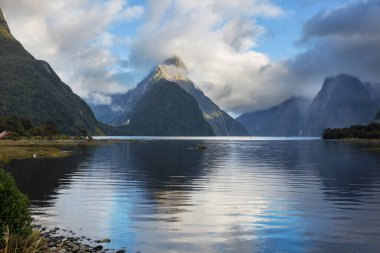 Milford Sound, Fiordland Ulusal Parkı, Yeni Zelanda 'da inanılmaz doğal manzaralar.