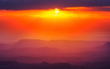 Dağlarda manzaralı günbatımı. Sonbahar mevsimi.