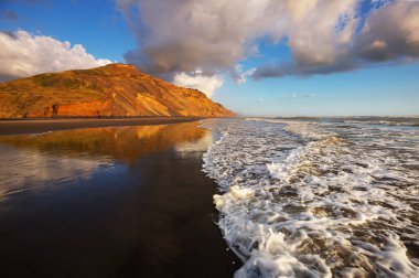 Ocean Beach, Yeni Zelanda 'da güzel bir gün batımı. İlham verici doğal ve seyahat geçmişi