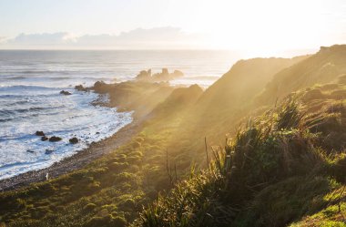 Ocean Beach, Yeni Zelanda 'da güzel bir gün batımı. İlham verici doğal ve seyahat geçmişi