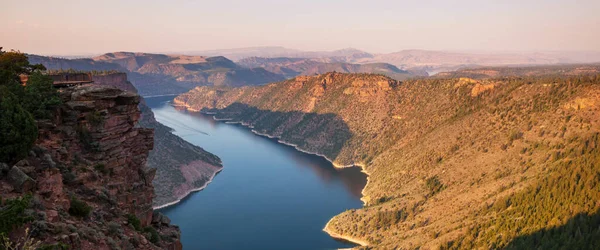 Escursionista Nella Zona Ricreativa Flaming Gorge — Foto Stock