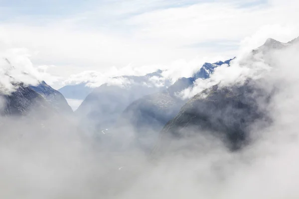 Upeat Luonnonmaisemat Milford Soundissa Fiordlandin Kansallispuistossa Uudessa Seelannissa — kuvapankkivalokuva