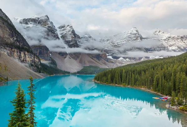 Belle Acque Turchesi Del Lago Morena Con Cime Innevate Sopra — Foto Stock