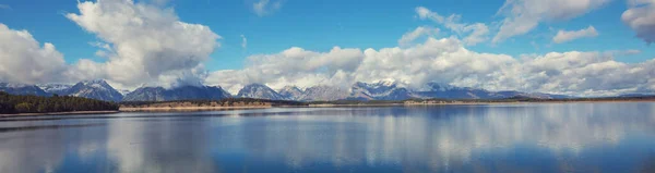 山湖边宁静的风景 岩石倒映在平静的水面上 — 图库照片