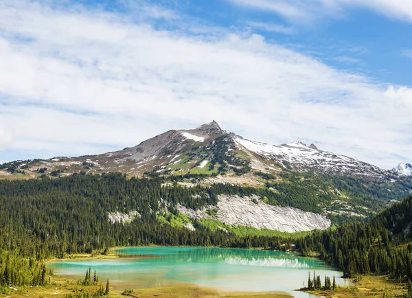 Scène Sereine Bord Lac Montagne Avec Reflet Des Rochers Dans — Photo