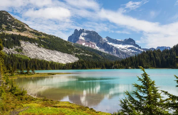 Scène Sereine Bord Lac Montagne Avec Reflet Des Rochers Dans — Photo