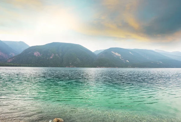 Klidné Jezero Horách Letní Sezóně Krásné Přírodní Krajiny — Stock fotografie