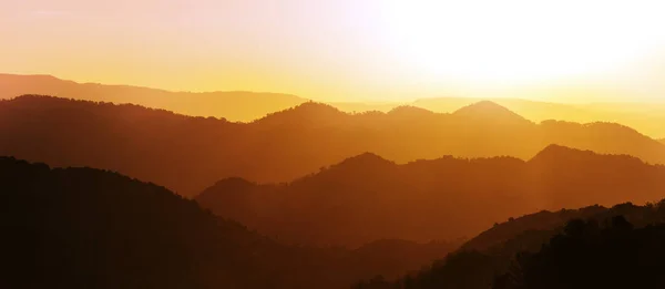 Die Silhouette Der Berge Bei Sonnenaufgang Schöner Natürlicher Hintergrund — Stockfoto