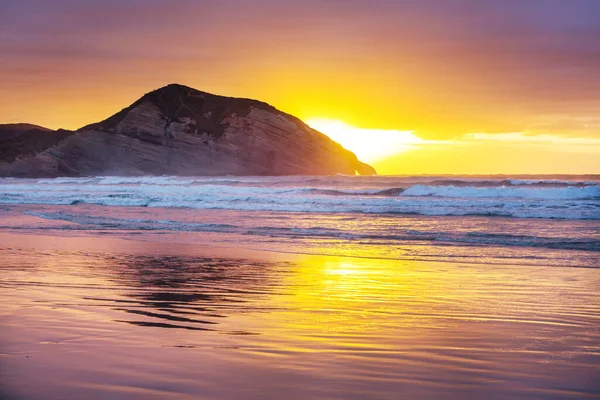美丽的日落在新西兰的海滩上 激发自然和旅行背景 — 图库照片