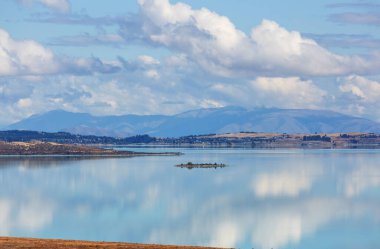 Yeni Zelanda 'daki inanılmaz doğal manzaralar. Gün batımında dağlar göl.