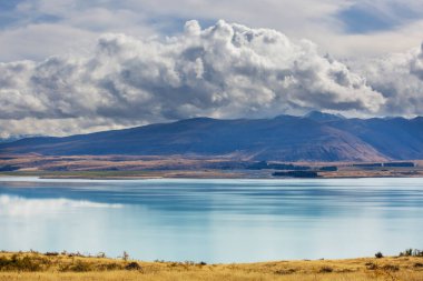 Yeni Zelanda 'daki inanılmaz doğal manzaralar. Gün batımında dağlar göl.