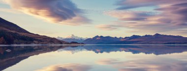 Yeni Zelanda 'daki inanılmaz doğal manzaralar. Gün batımında dağlar göl.