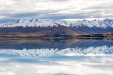 Yeni Zelanda 'daki inanılmaz doğal manzaralar. Gün batımında dağlar göl.