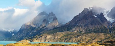 Şili 'deki Torres del Paine Ulusal Parkı' ndaki güzel dağ manzaraları. Dünyaca ünlü yürüyüş bölgesi.