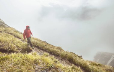 Backpacker sonbahar dağlarında zam